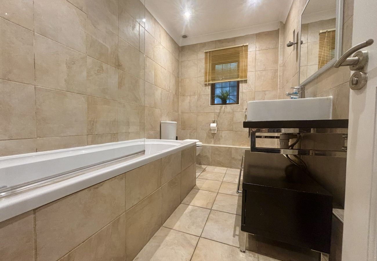 House in Chertsey - Private Four Bedroom Bungalow in Chertsey