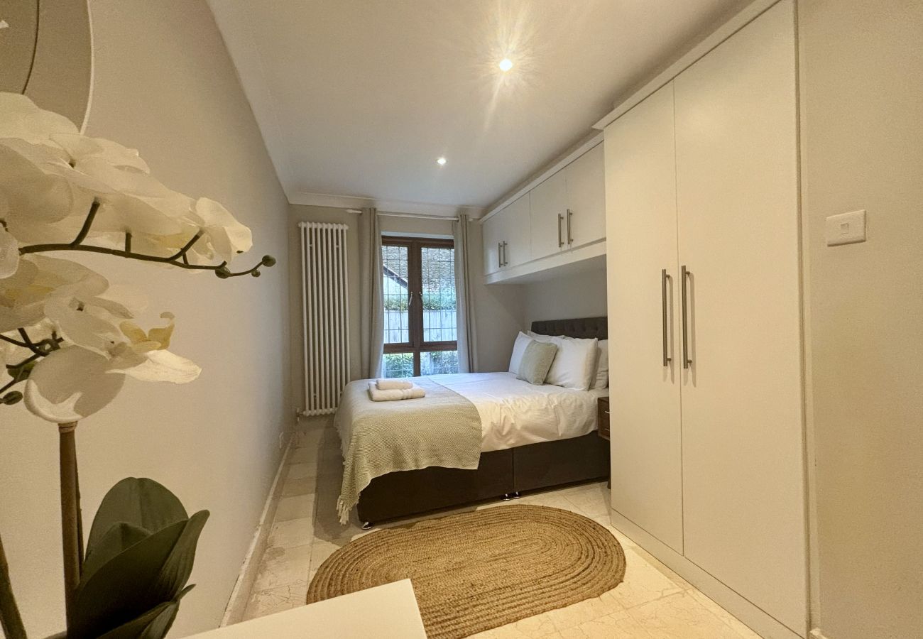 House in Chertsey - Private Four Bedroom Bungalow in Chertsey