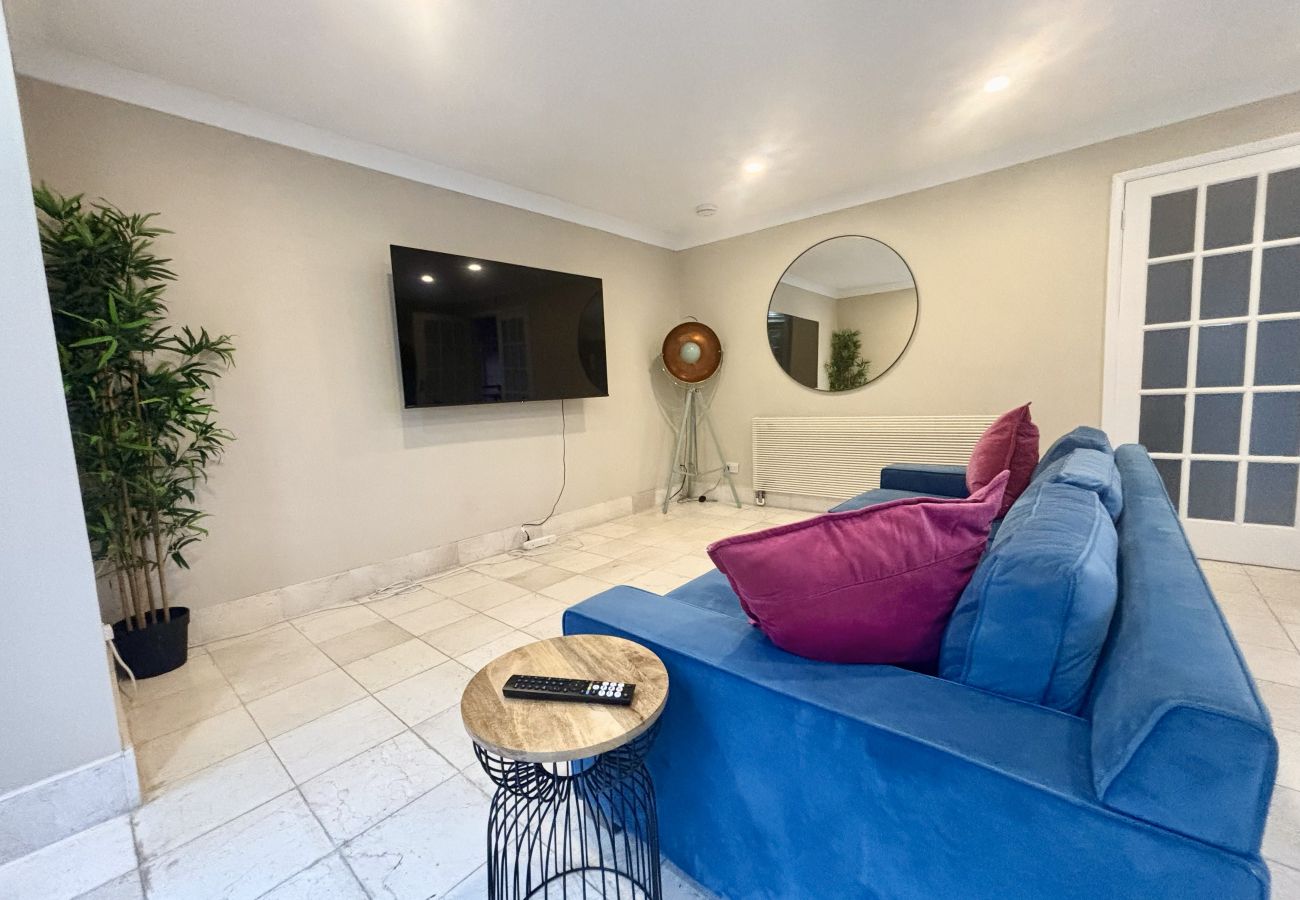 House in Chertsey - Private Four Bedroom Bungalow in Chertsey