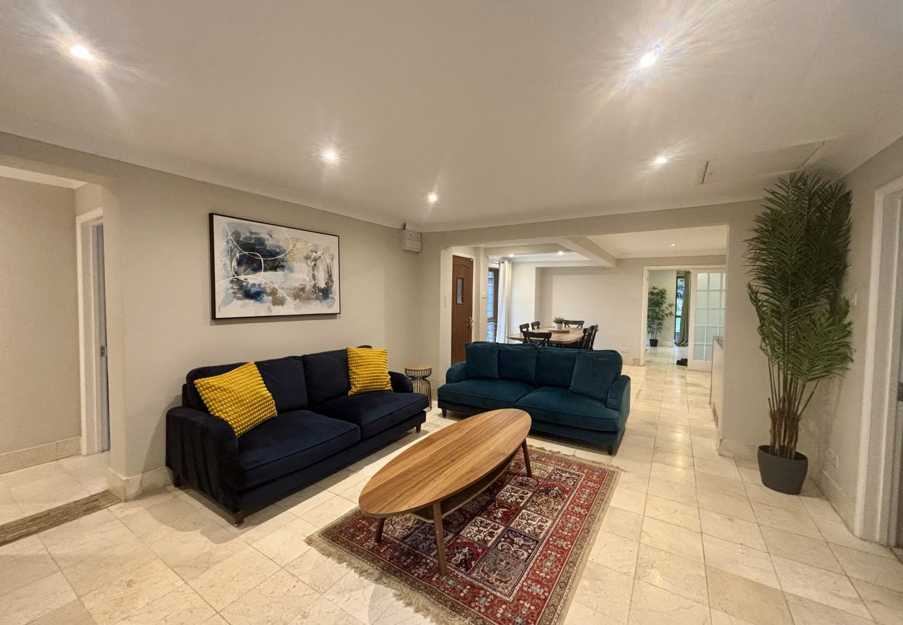 House in Chertsey - Private Four Bedroom Bungalow in Chertsey