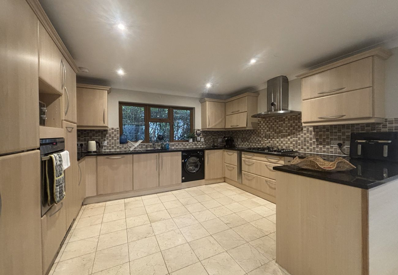 House in Chertsey - Private Four Bedroom Bungalow in Chertsey