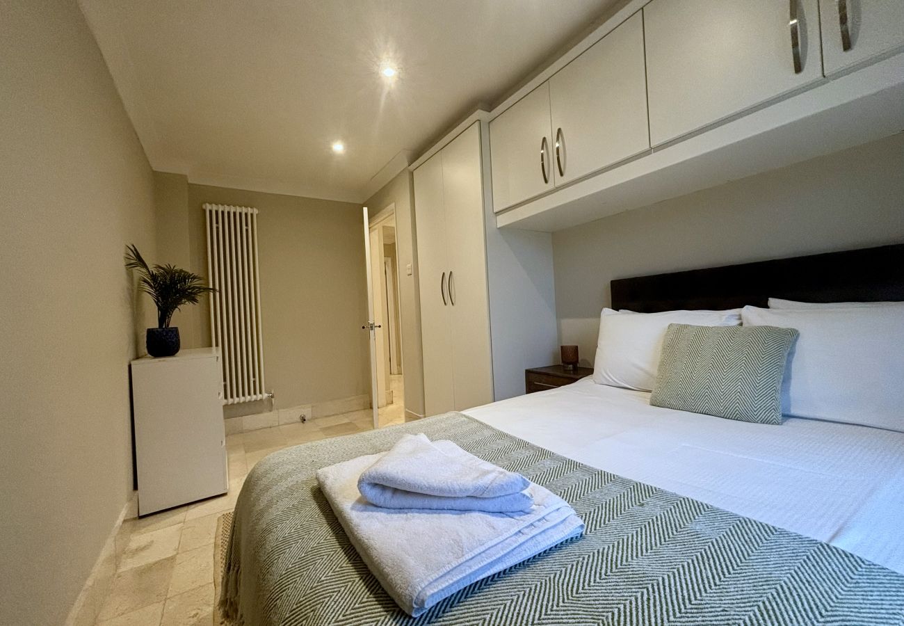 House in Chertsey - Private Four Bedroom Bungalow in Chertsey