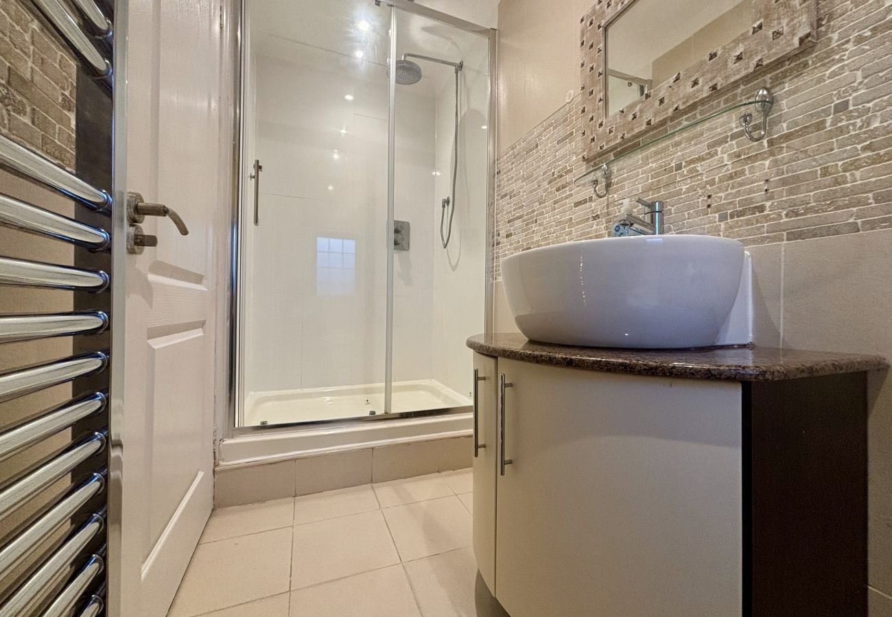 House in Chertsey - Private Four Bedroom Bungalow in Chertsey