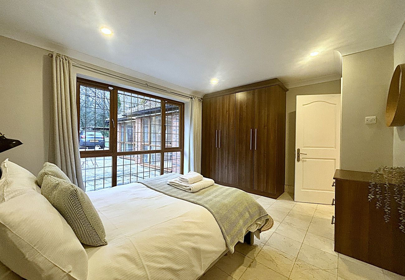 House in Chertsey - Private Four Bedroom Bungalow in Chertsey