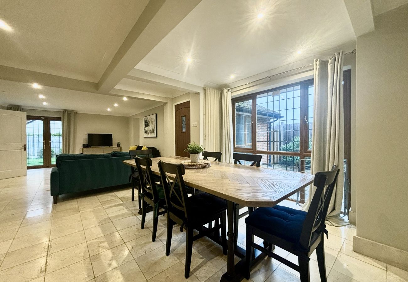 House in Chertsey - Private Four Bedroom Bungalow in Chertsey