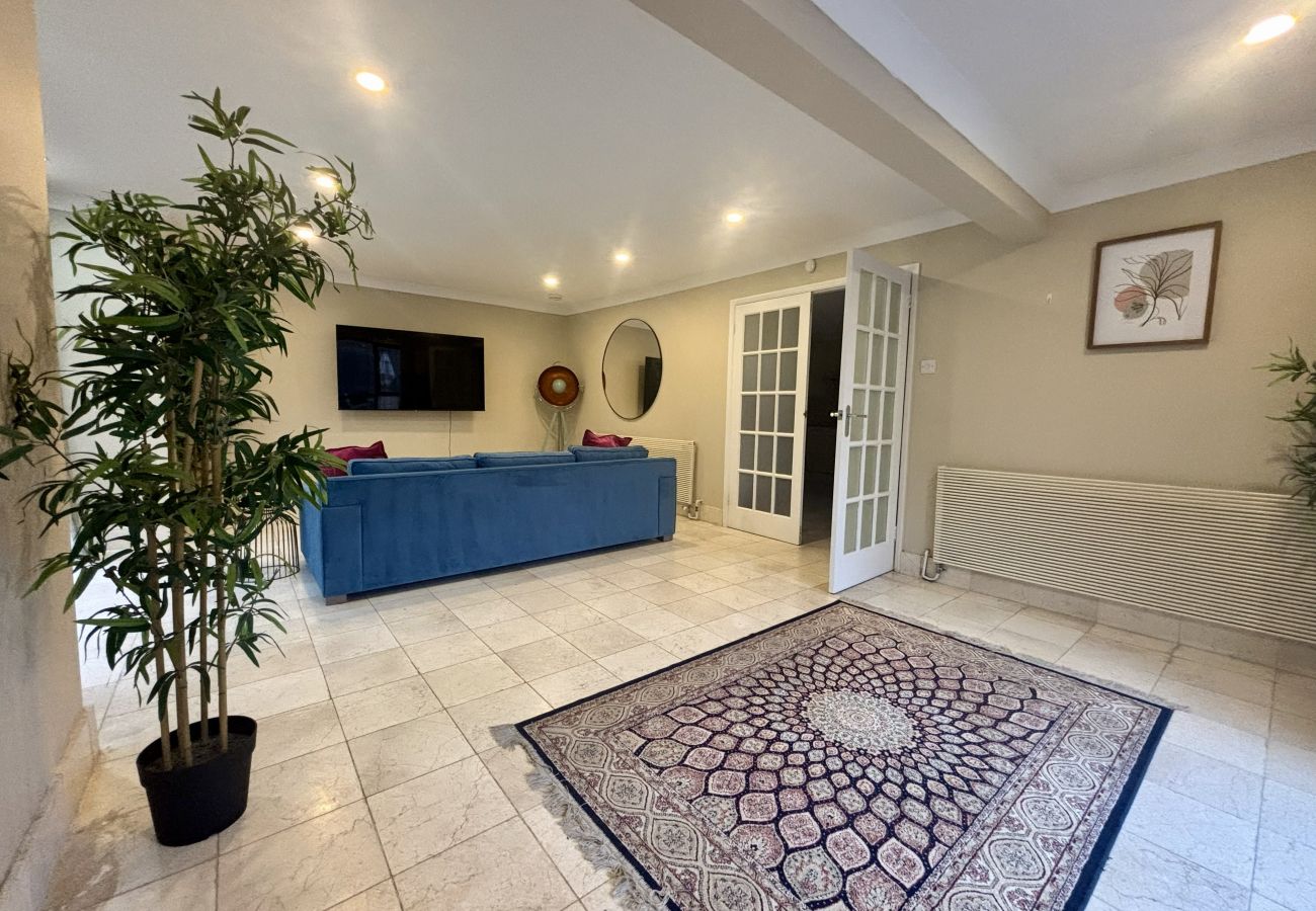 House in Chertsey - Private Four Bedroom Bungalow in Chertsey