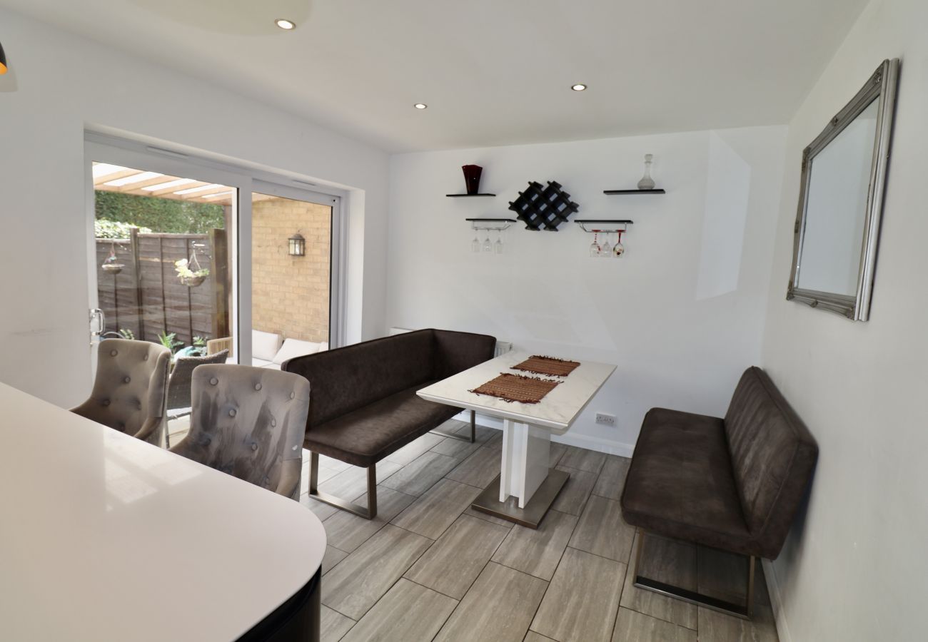 House in Addlestone - Addlestone Spacious Four Bedroom House