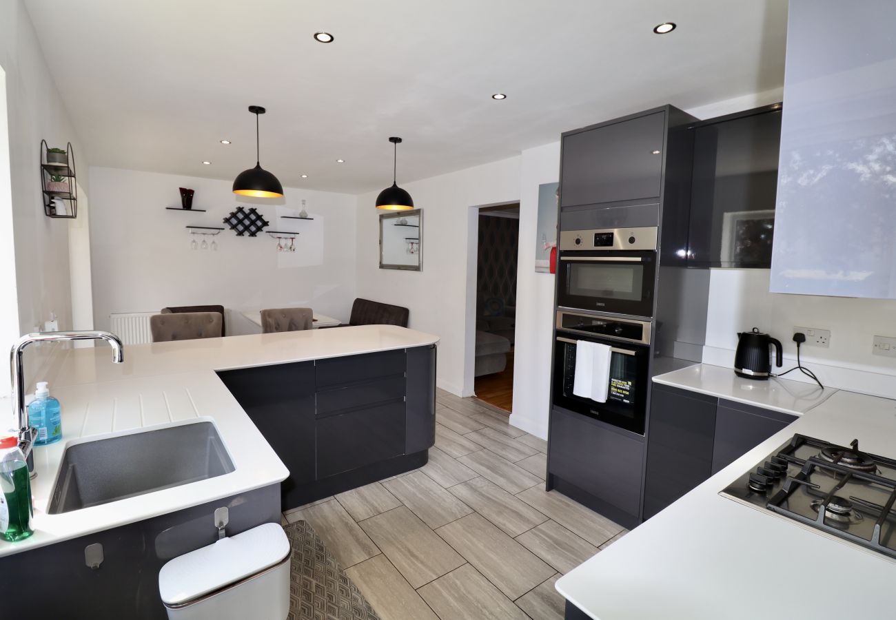 House in Addlestone - Addlestone Spacious Four Bedroom House