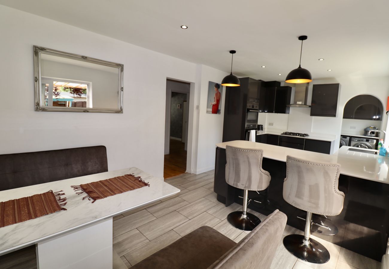 House in Addlestone - Addlestone Spacious Four Bedroom House