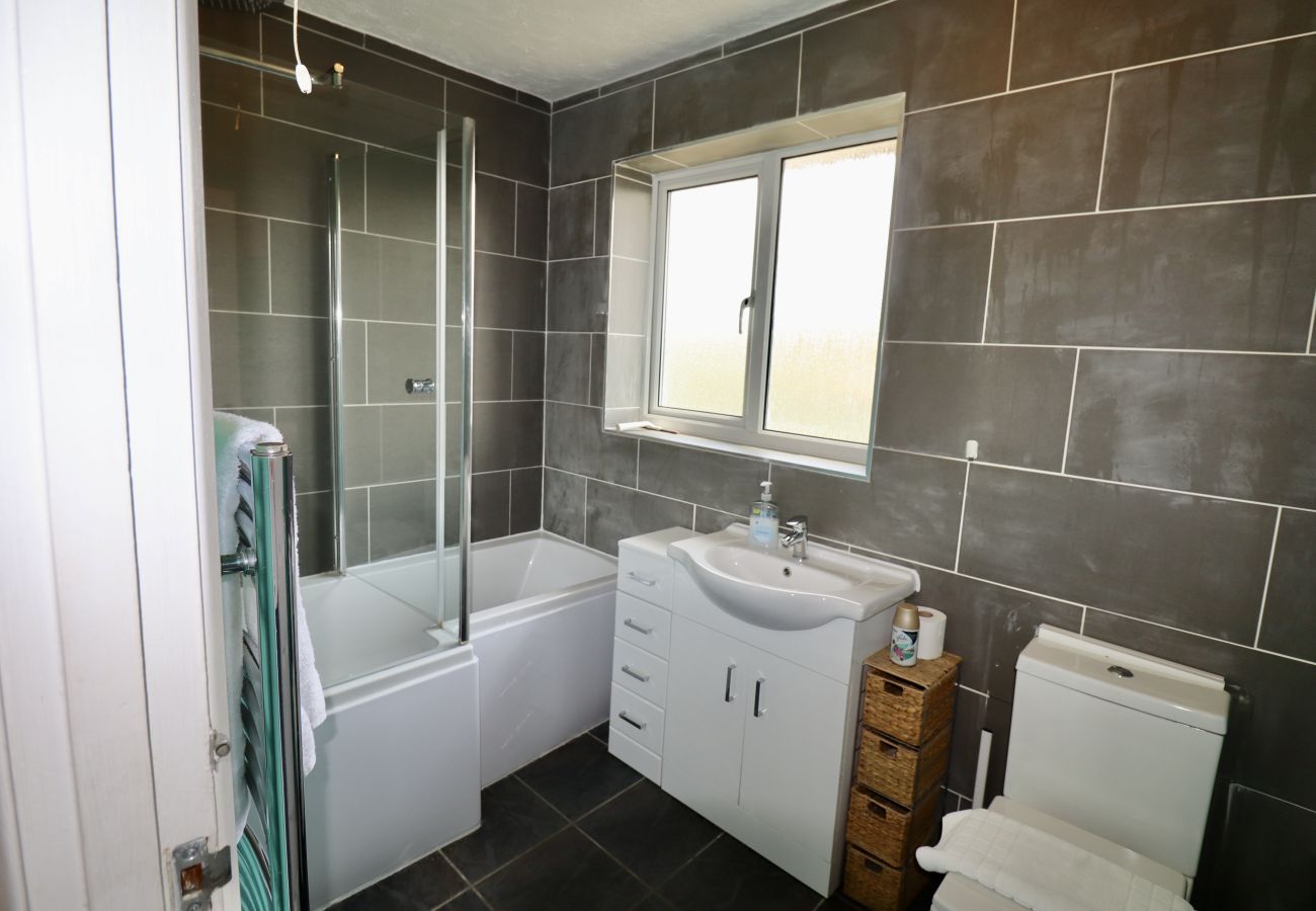 House in Addlestone - Addlestone Spacious Four Bedroom House