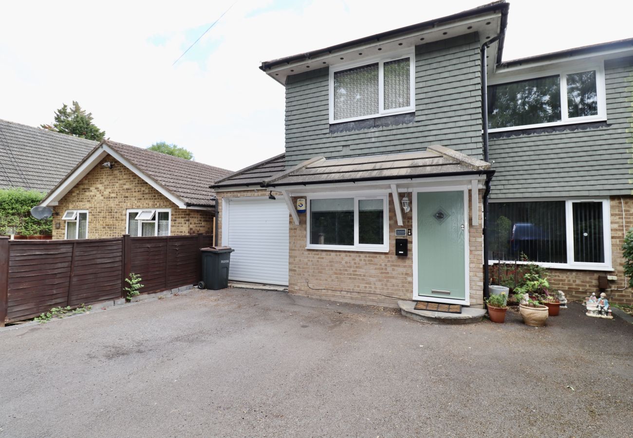 House in Addlestone - Addlestone Spacious Four Bedroom House