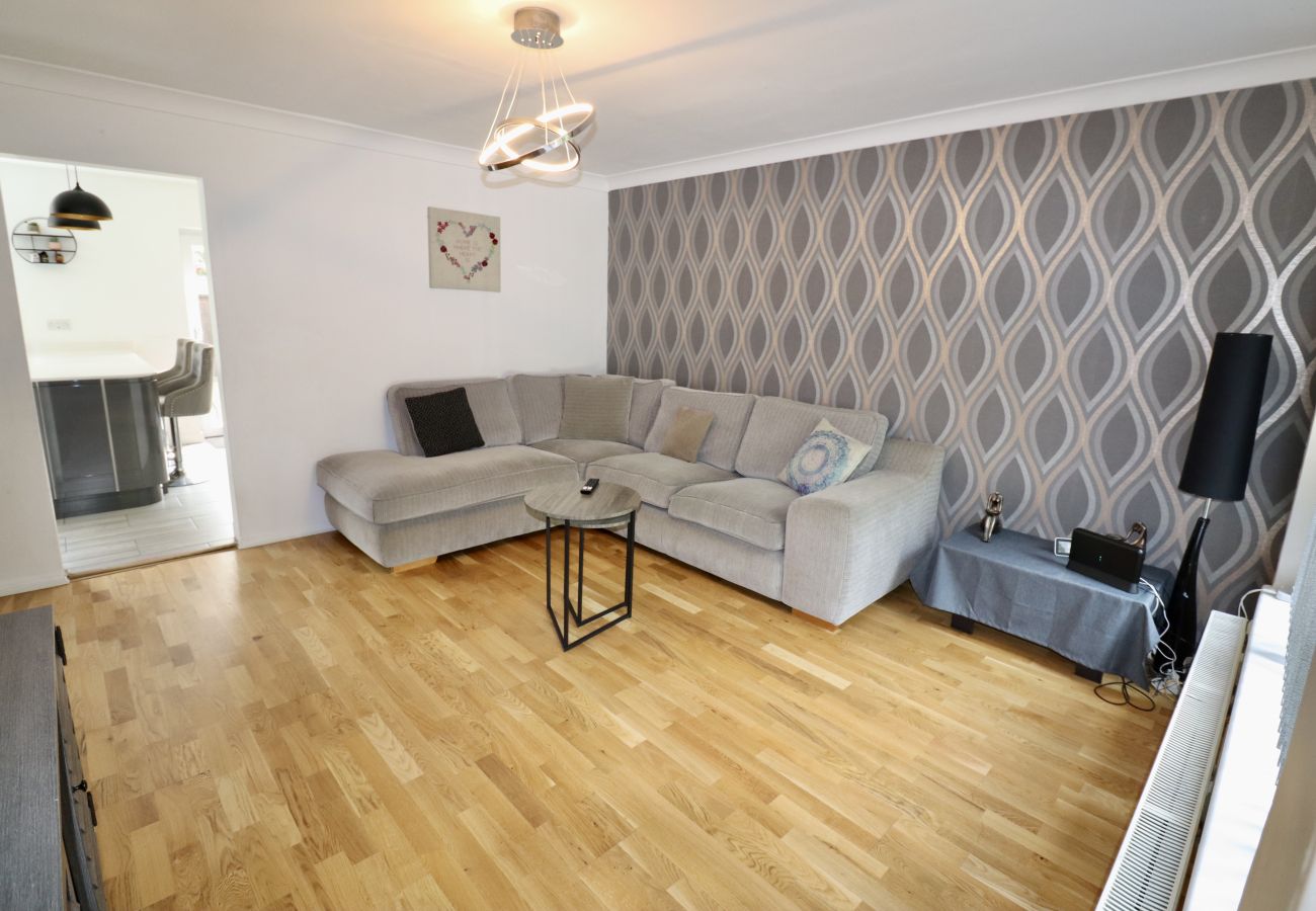 House in Addlestone - Addlestone Spacious Four Bedroom House