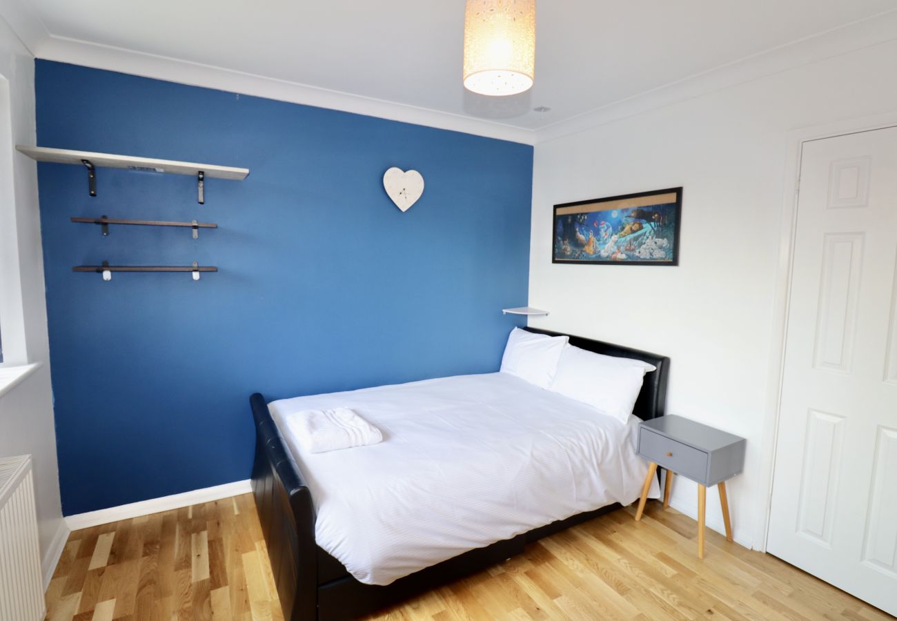 House in Addlestone - Addlestone Spacious Four Bedroom House