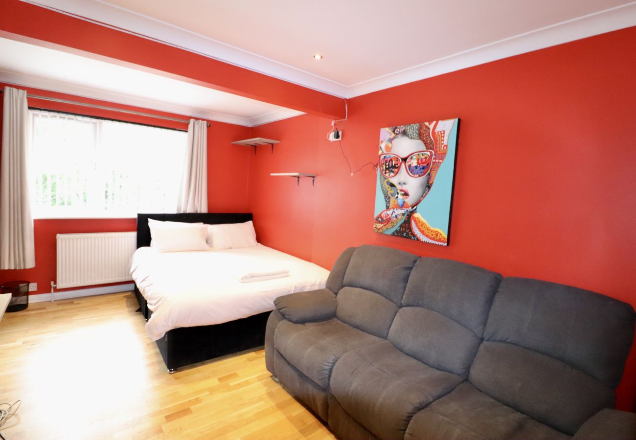 House in Addlestone - Addlestone Spacious Four Bedroom House