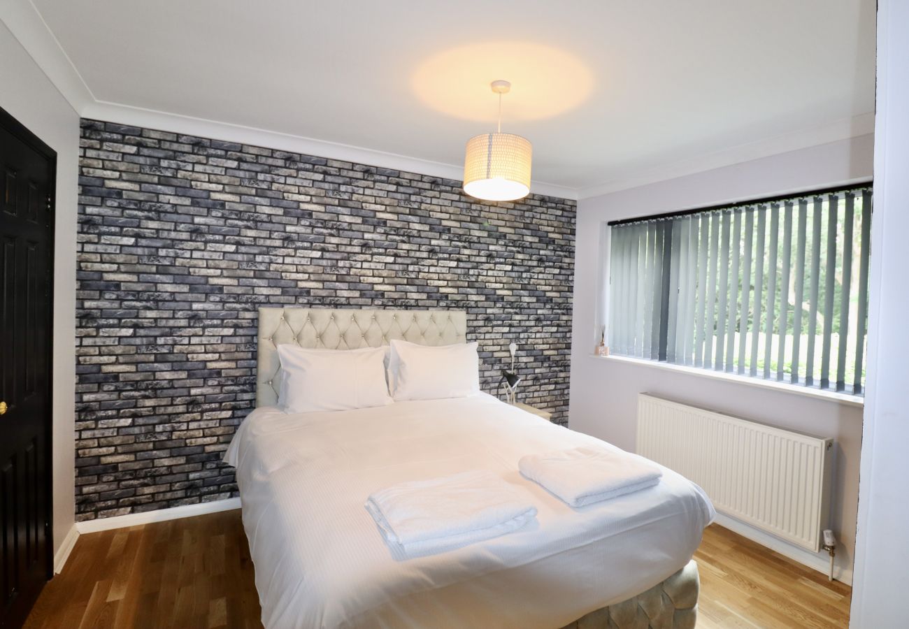 House in Addlestone - Addlestone Spacious Four Bedroom House
