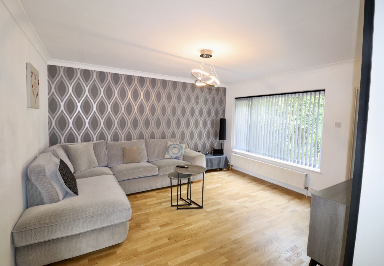 House in Addlestone - Addlestone Spacious Four Bedroom House
