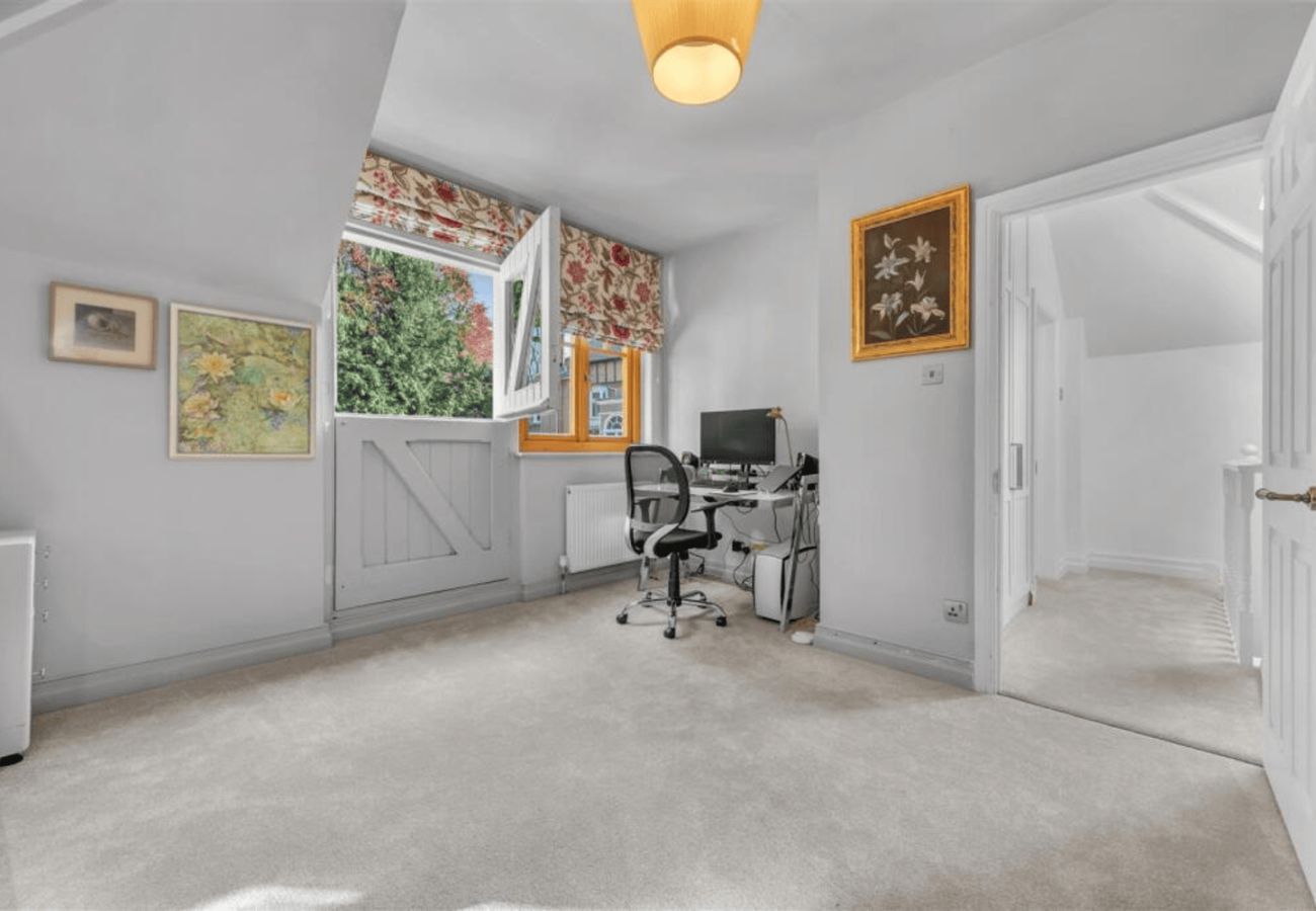 House in Sunninghill - Stunning Four Bedroom House in Sunningdale