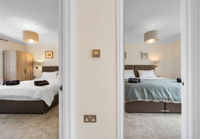 House in Ascot - Ascot Spacious 4 Bedroom Home with Driveway