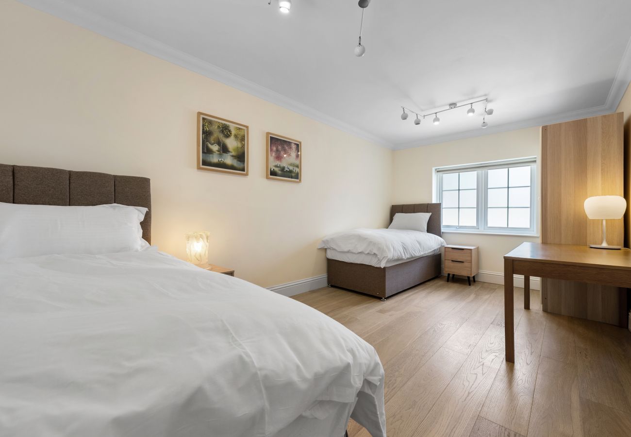 House in Ascot - Ascot Spacious 4 Bedroom Home with Driveway