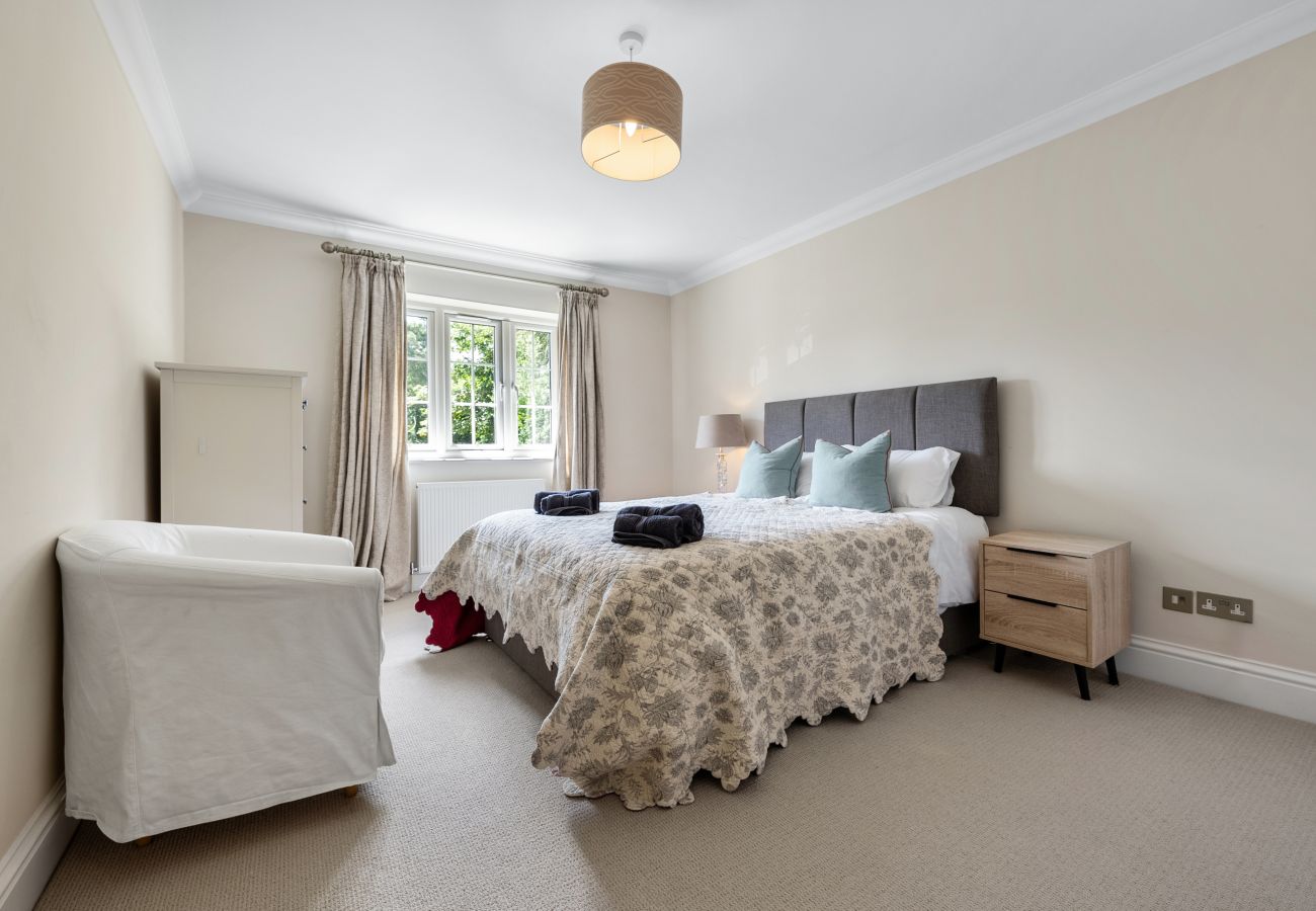 House in Ascot - Ascot Spacious 4 Bedroom Home with Driveway