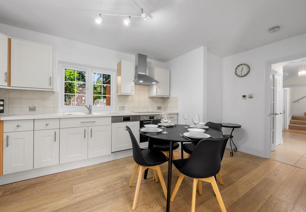 House in Ascot - Ascot Spacious 4 Bedroom Home with Driveway
