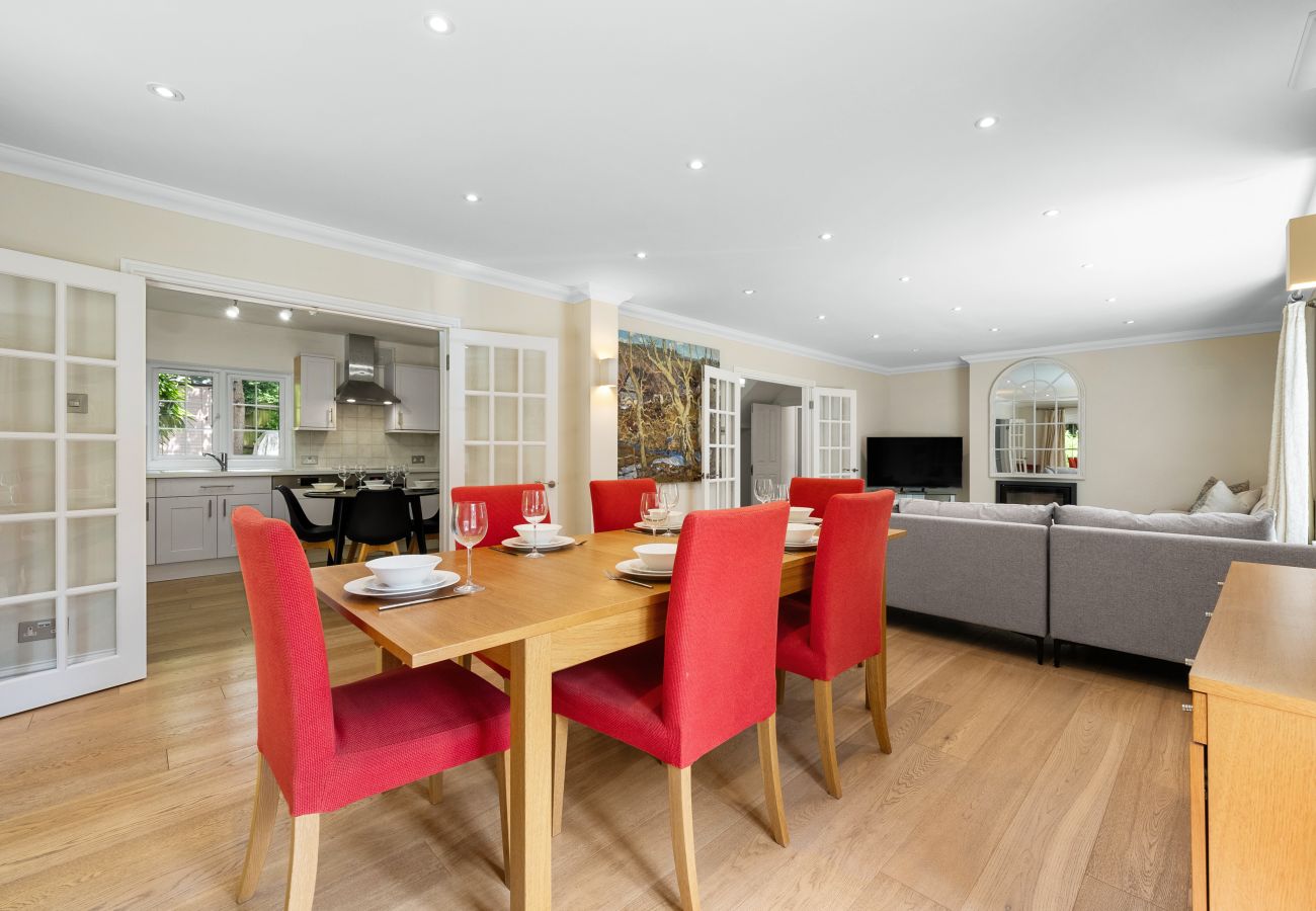 House in Ascot - Ascot Spacious 4 Bedroom Home with Driveway