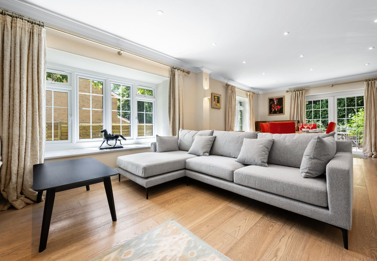 House in Ascot - Ascot Spacious 4 Bedroom Home with Driveway