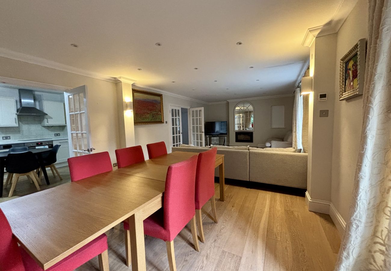 House in Ascot - Ascot Spacious 4 Bedroom Home with Driveway