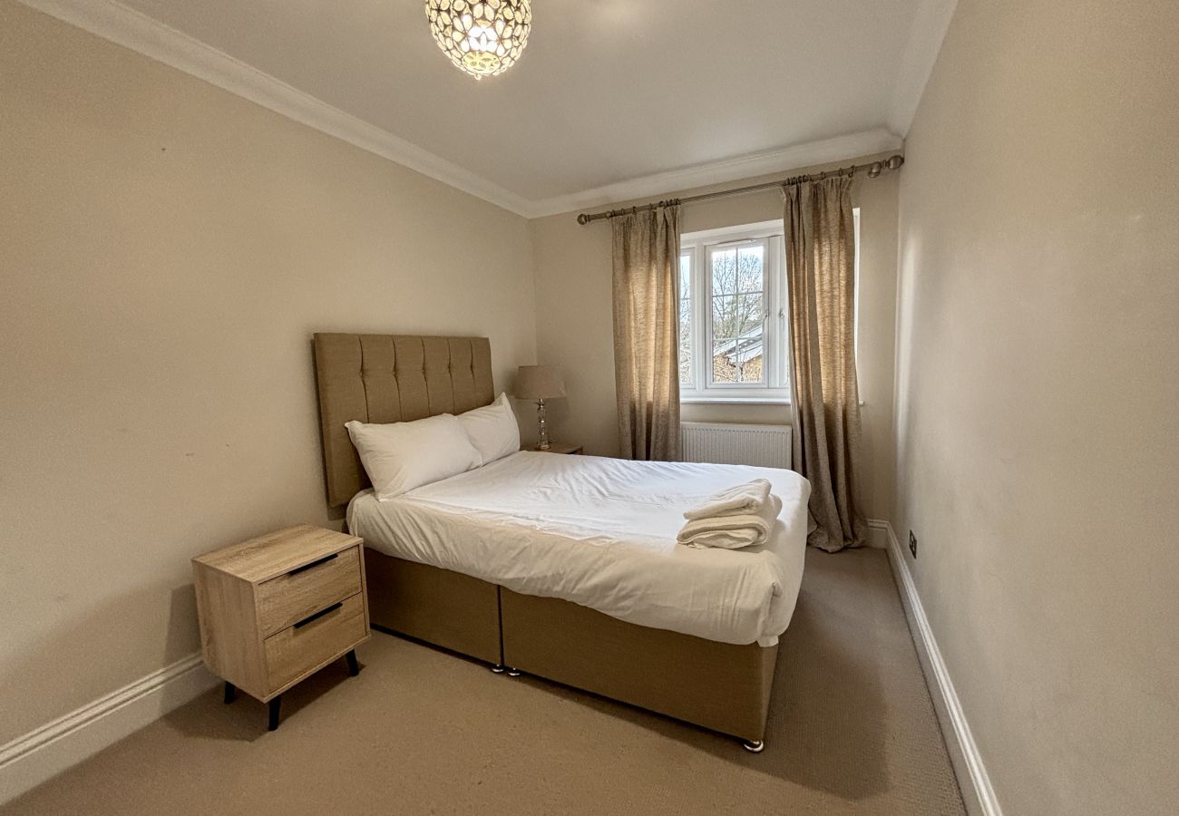 House in Ascot - Ascot Spacious 4 Bedroom Home with Driveway