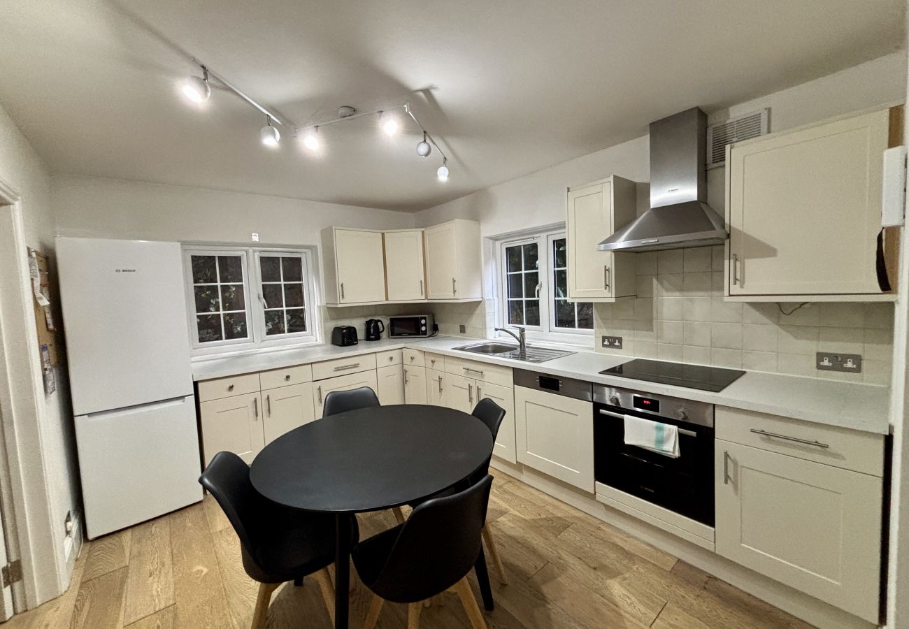 House in Ascot - Ascot Spacious 4 Bedroom Home with Driveway