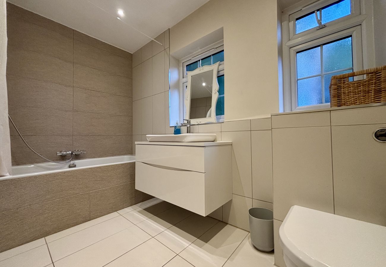 House in Ascot - Ascot Spacious 4 Bedroom Home with Driveway