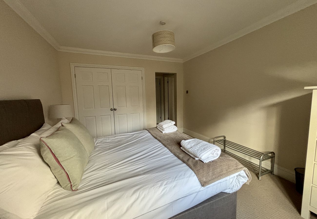 House in Ascot - Ascot Spacious 4 Bedroom Home with Driveway