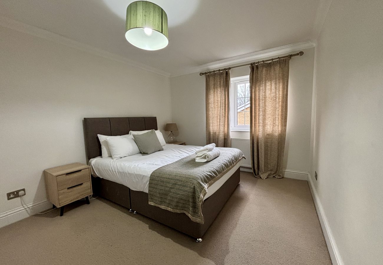 House in Ascot - Ascot Spacious 4 Bedroom Home with Driveway