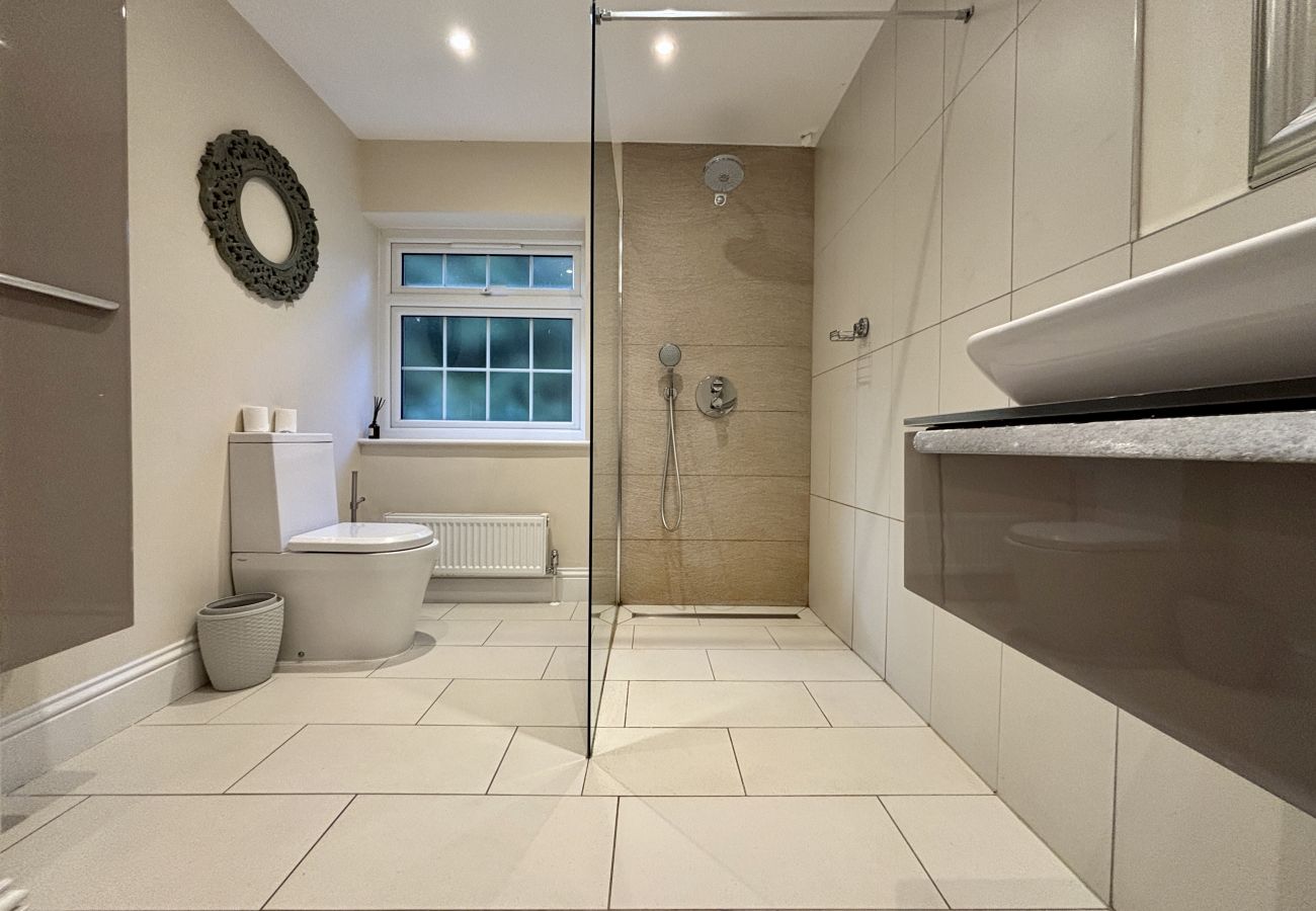 House in Ascot - Ascot Spacious 4 Bedroom Home with Driveway