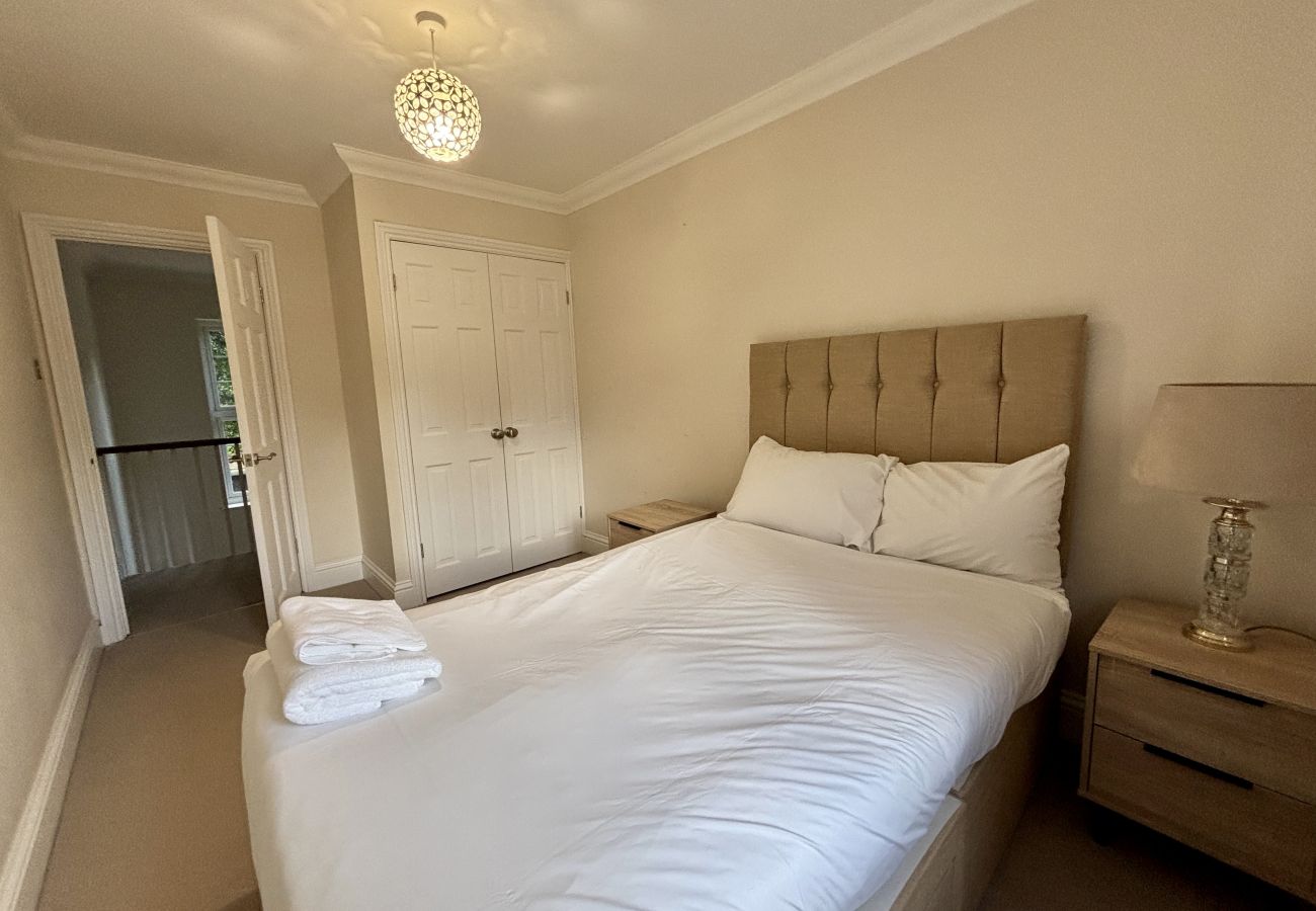 House in Ascot - Ascot Spacious 4 Bedroom Home with Driveway