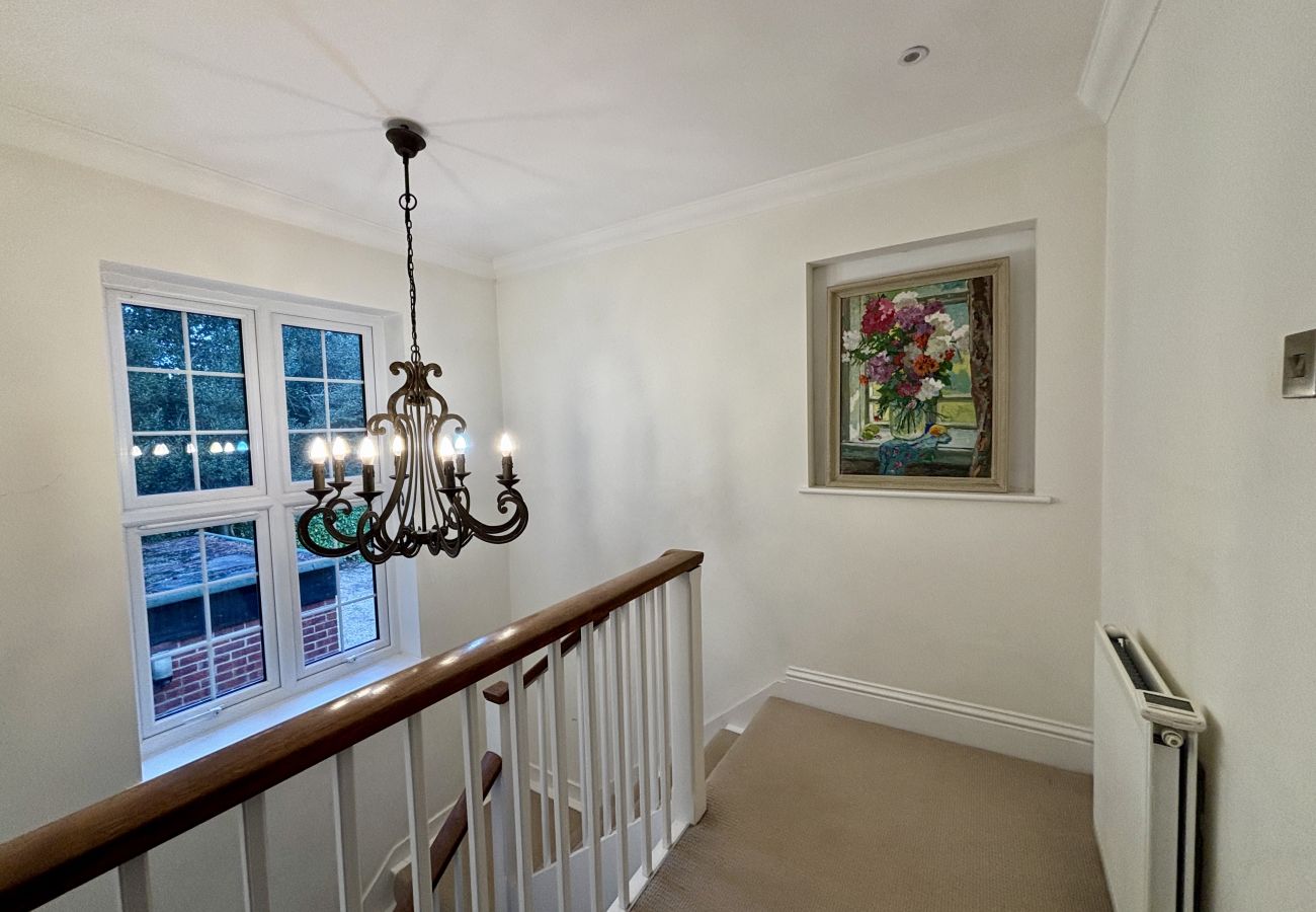 House in Ascot - Ascot Spacious 4 Bedroom Home with Driveway