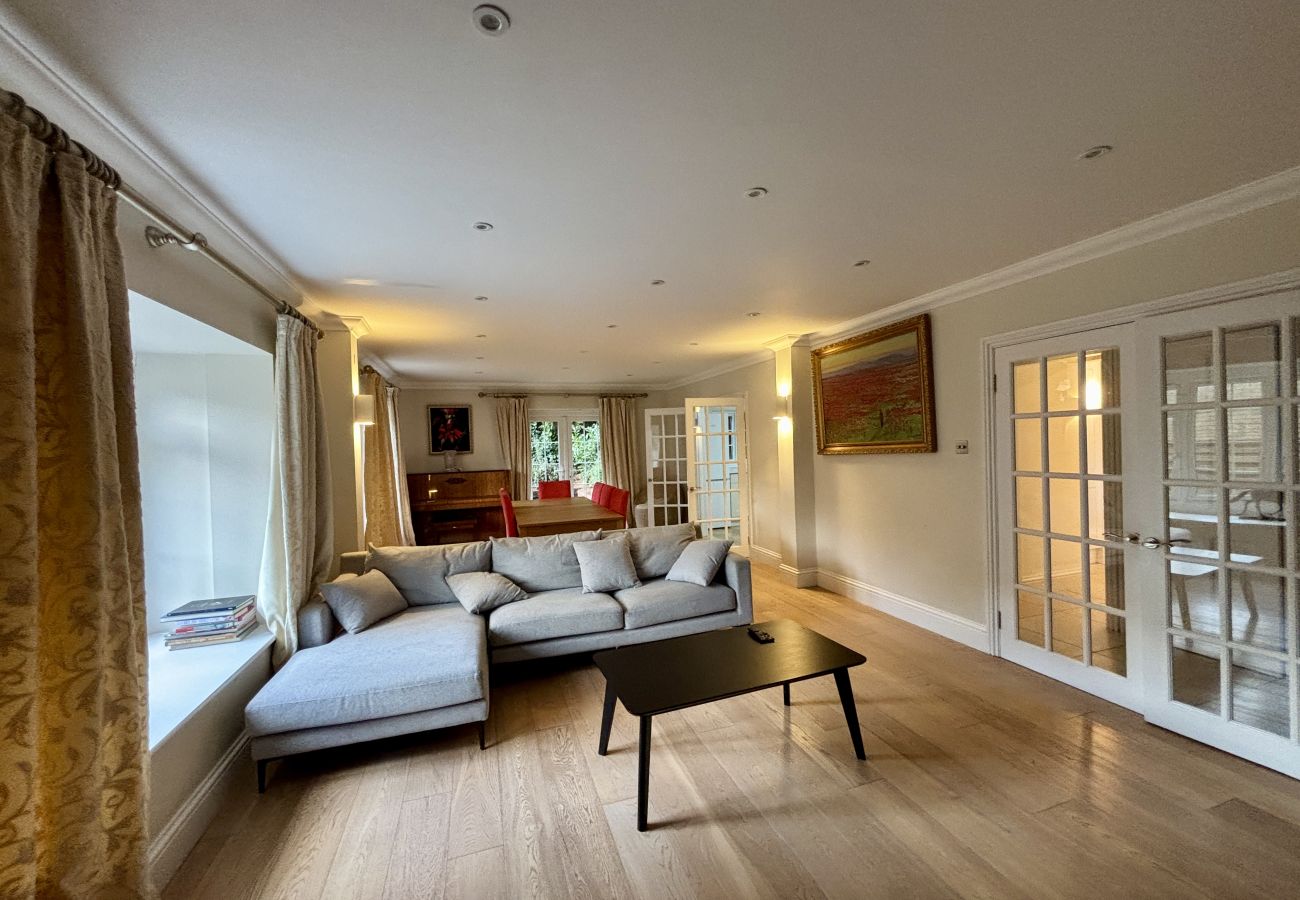 House in Ascot - Ascot Spacious 4 Bedroom Home with Driveway