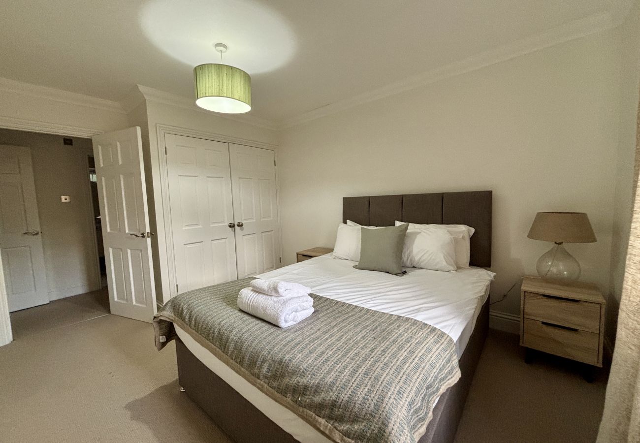 House in Ascot - Ascot Spacious 4 Bedroom Home with Driveway