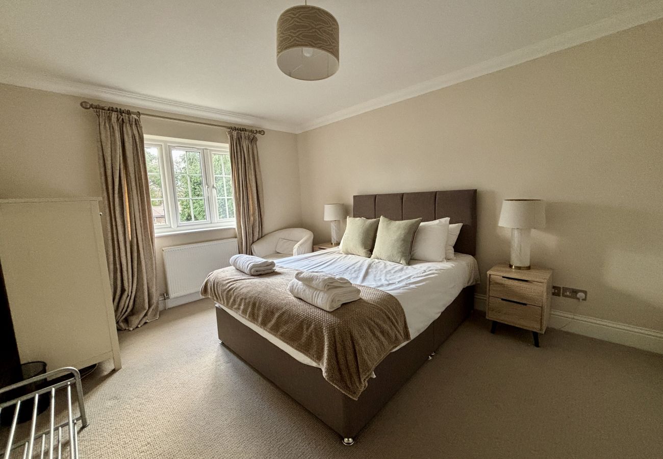 House in Ascot - Ascot Spacious 4 Bedroom Home with Driveway