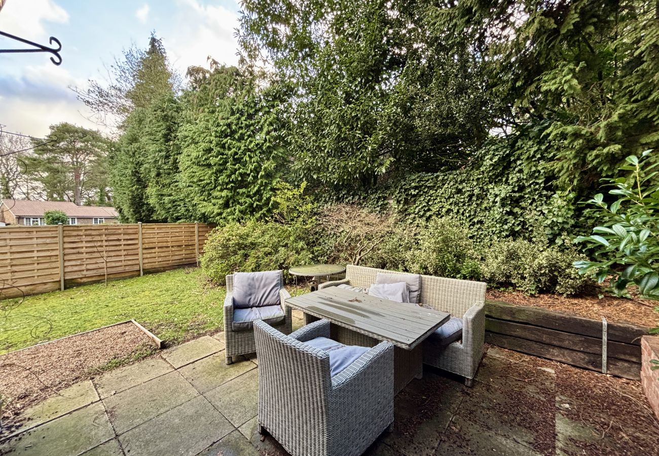 House in Ascot - Ascot Spacious 4 Bedroom Home with Driveway