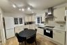 House in Ascot - Ascot Spacious 4 Bedroom Home with Driveway
