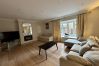House in Ascot - Ascot Spacious 4 Bedroom Home with Driveway