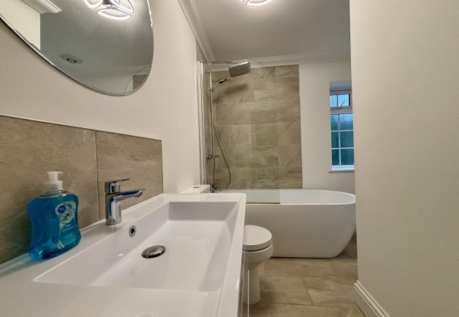 House in Ascot - Ascot Stylish 3 Bedroom House with Driveway