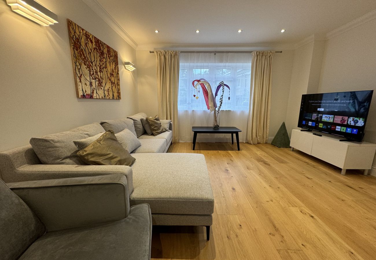 House in Ascot - Ascot Stylish 3 Bedroom House with Driveway