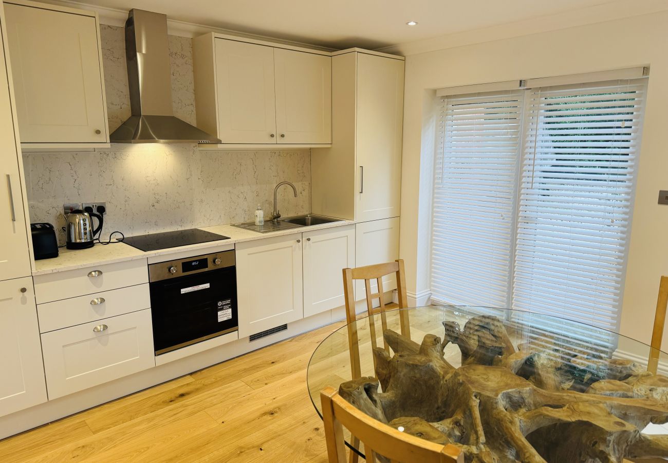 House in Ascot - Ascot Stylish 3 Bedroom House with Driveway