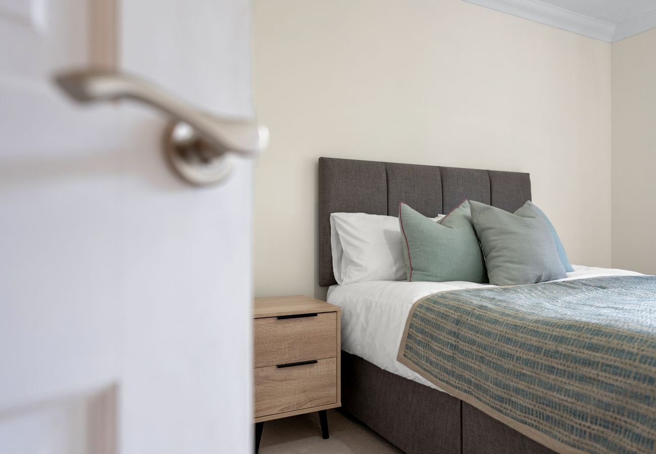 House in Ascot - Ascot Stylish 3 Bedroom House with Driveway
