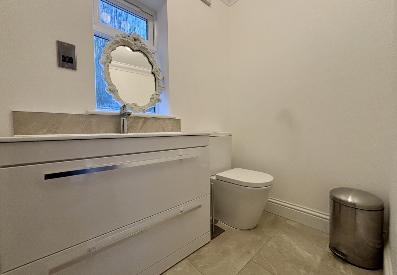 House in Ascot - Ascot Stylish 3 Bedroom House with Driveway