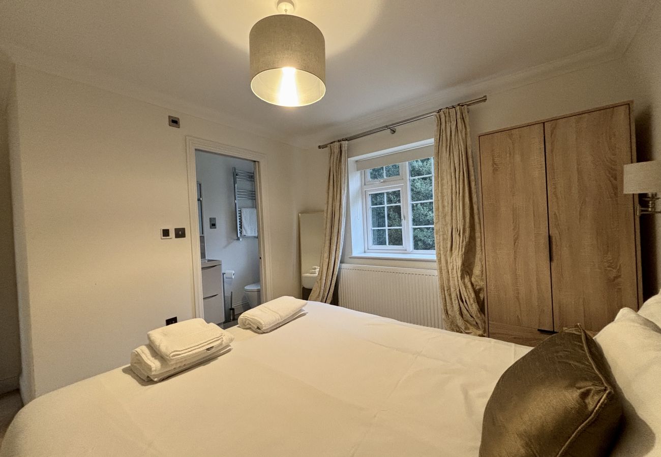 House in Ascot - Ascot Stylish 3 Bedroom House with Driveway