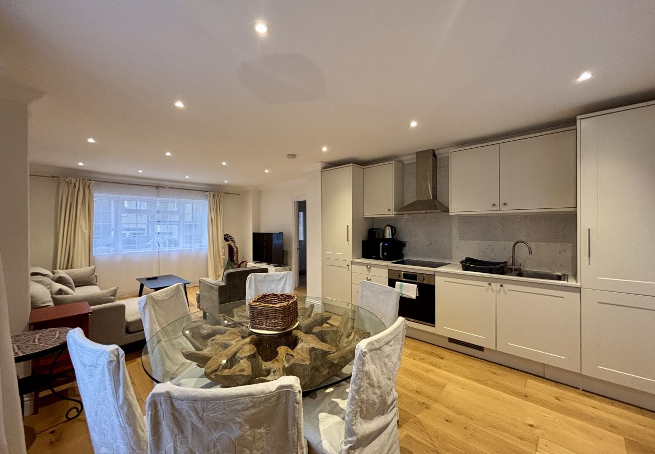 House in Ascot - Ascot Stylish 3 Bedroom House with Driveway