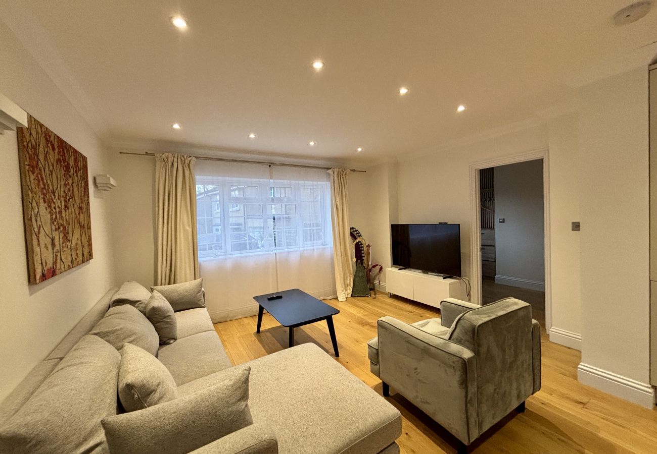 House in Ascot - Ascot Stylish 3 Bedroom House with Driveway